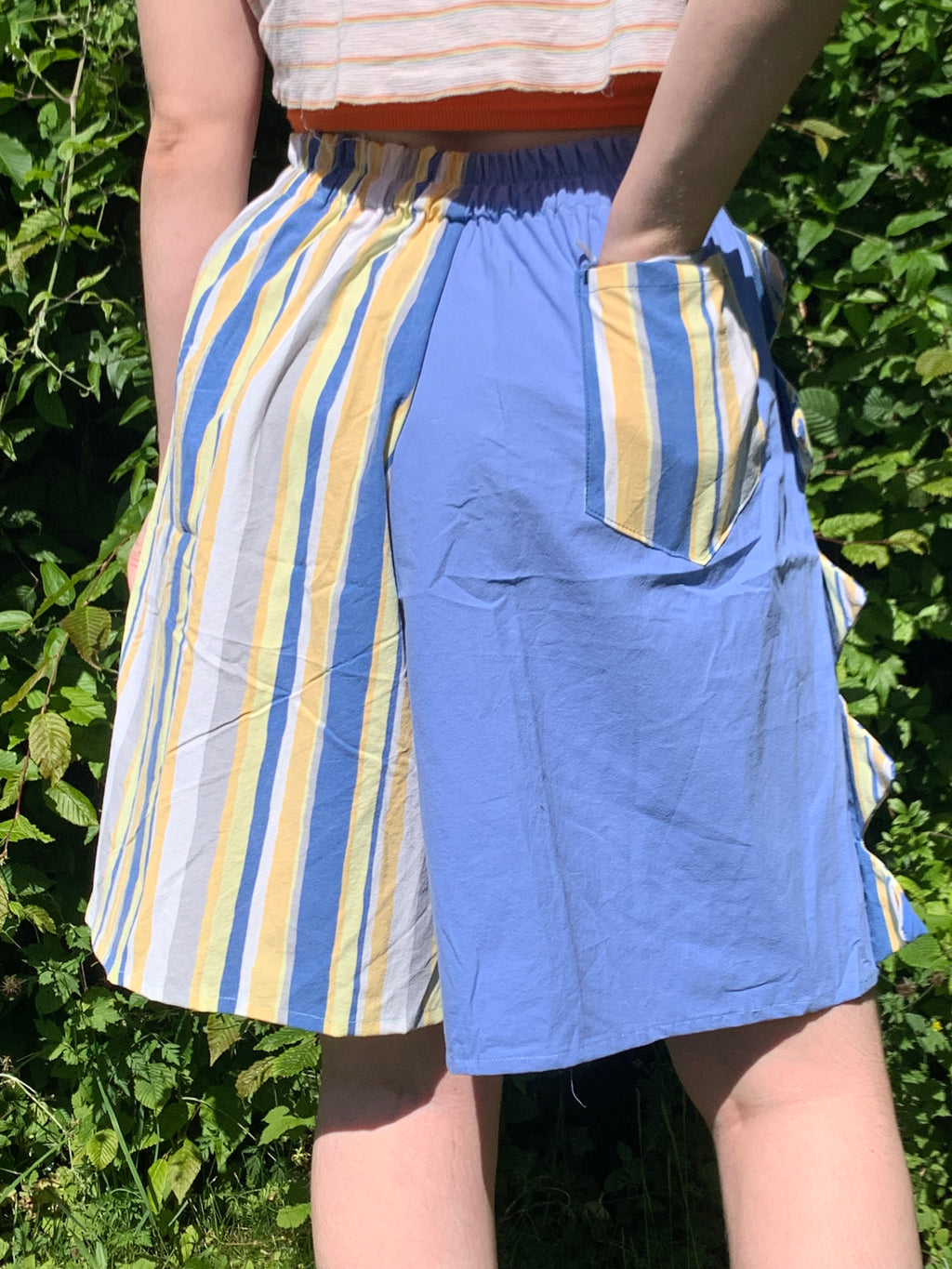 Short dino bleu rayé jaune L