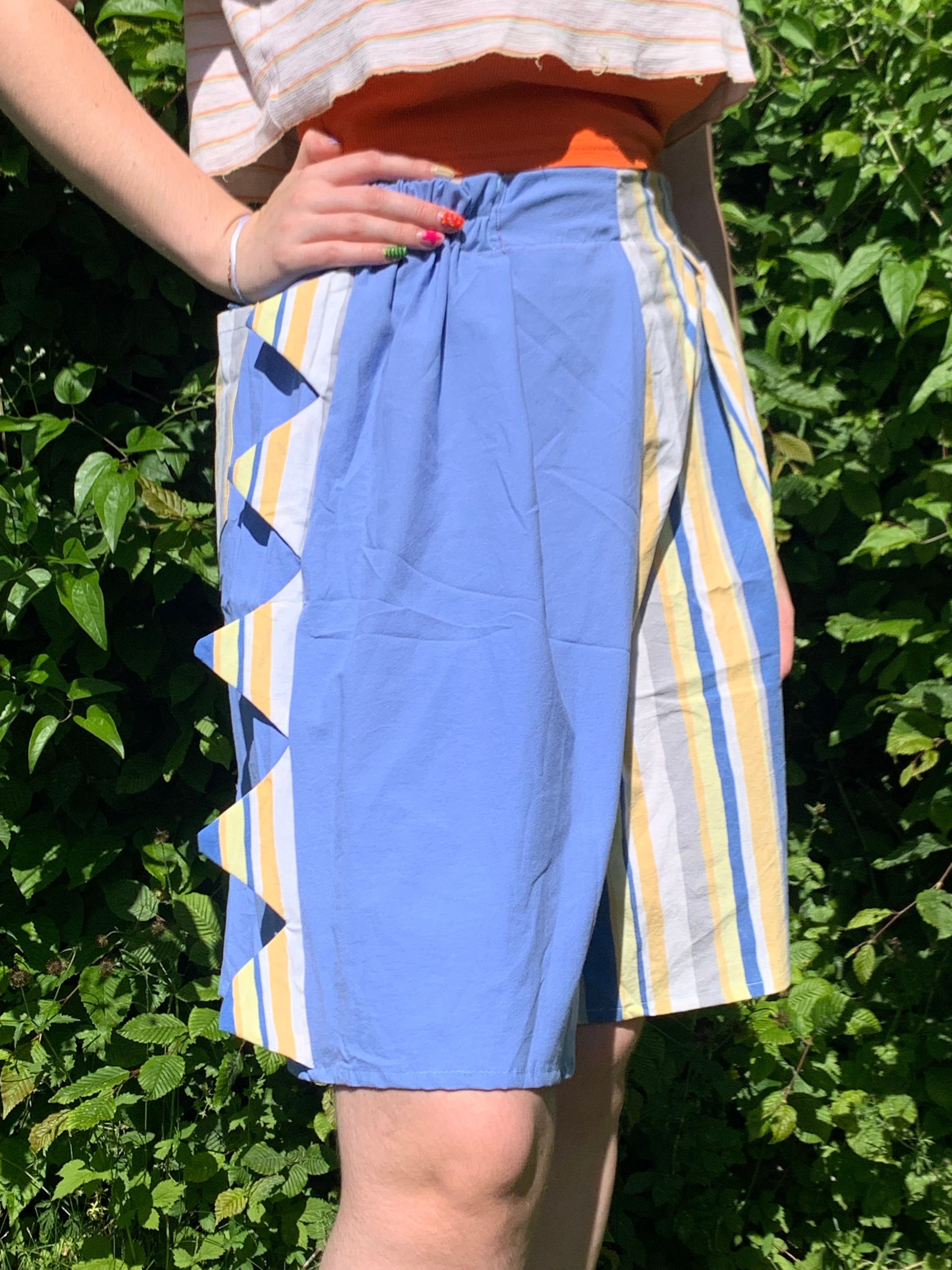 Short dino bleu rayé jaune L