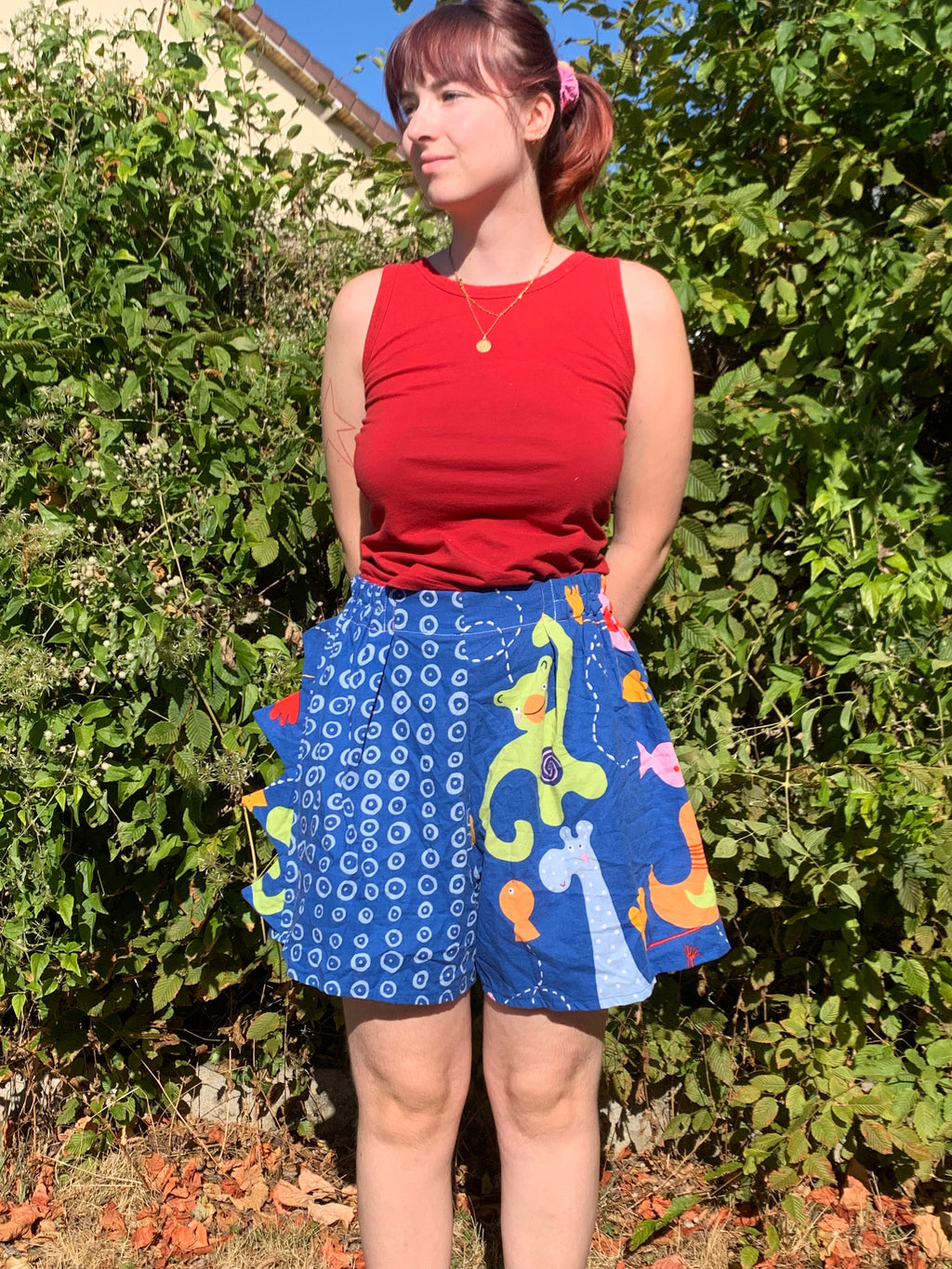 Short Dino bleu à motif S et L