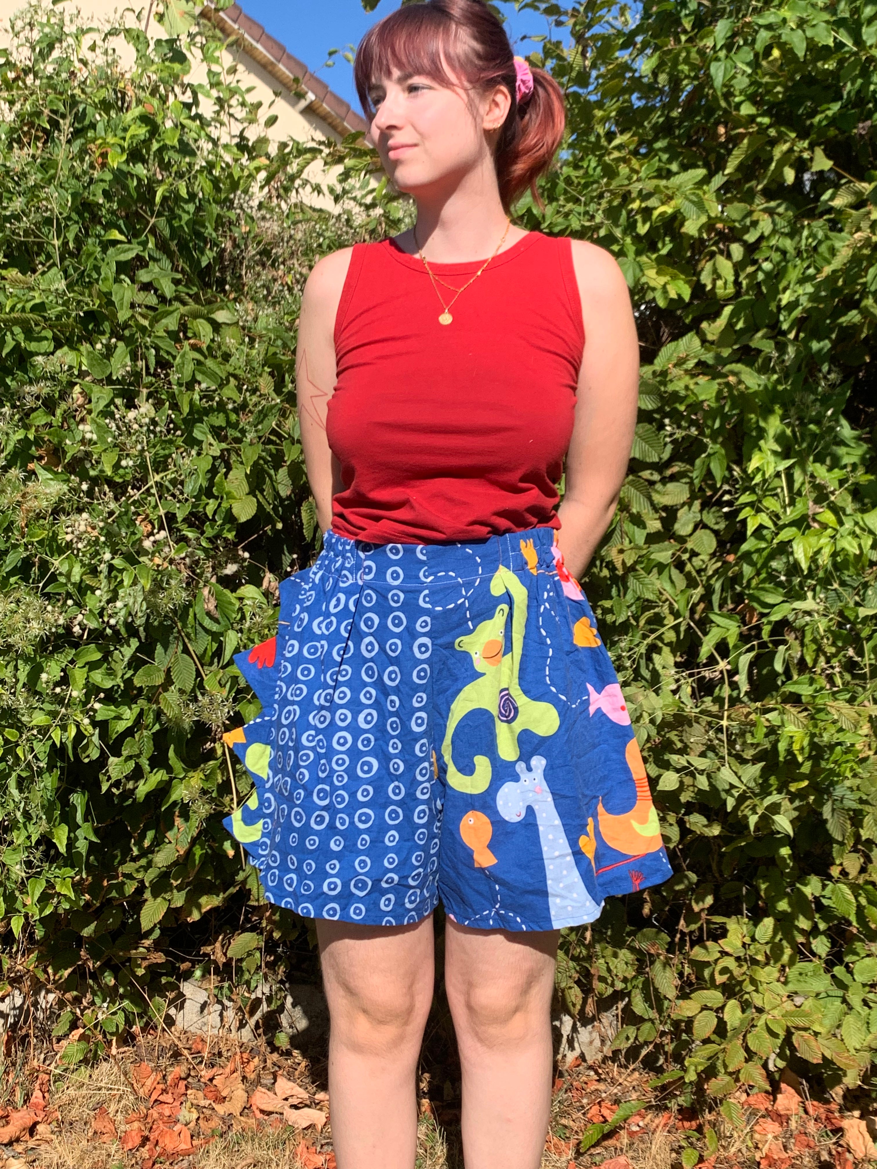 Short Dino bleu à motif S et L