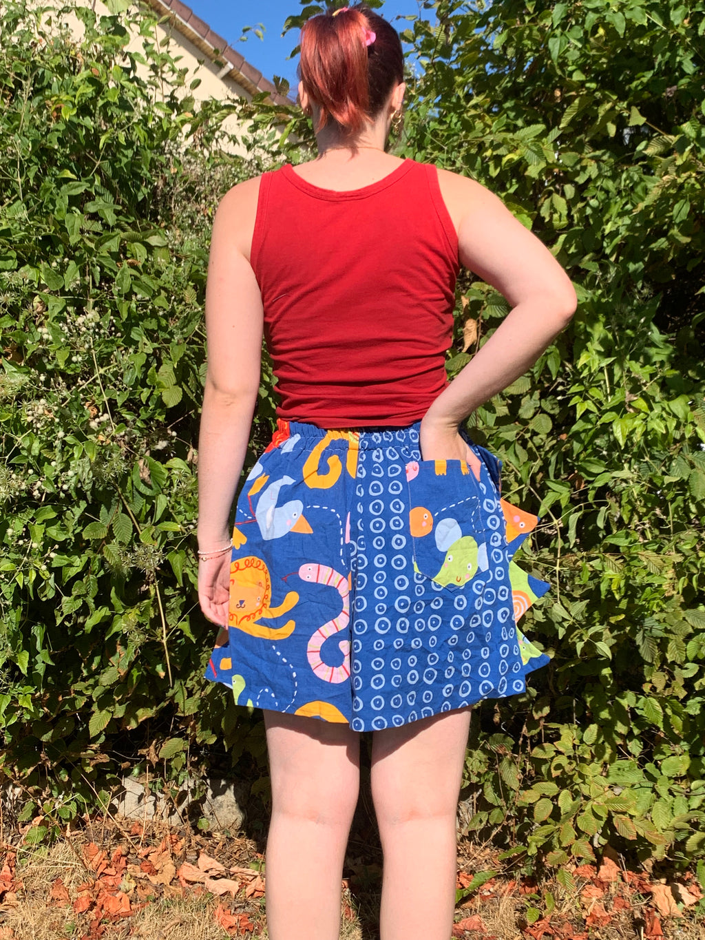 Short Dino bleu à motif S et L