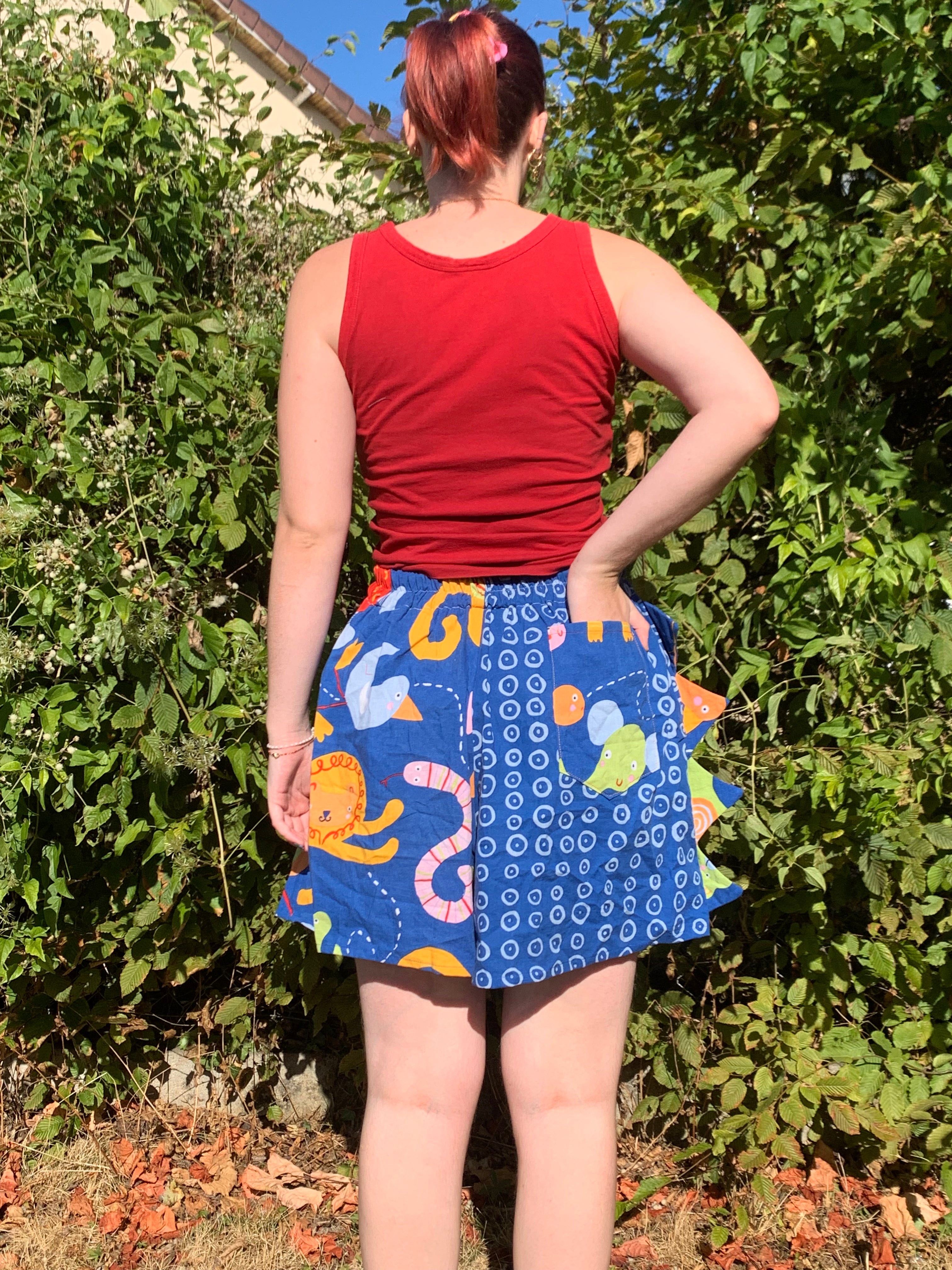Short Dino bleu à motif S et L