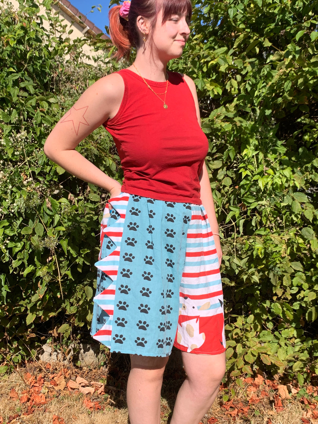 Short Dino rouge et bleu M