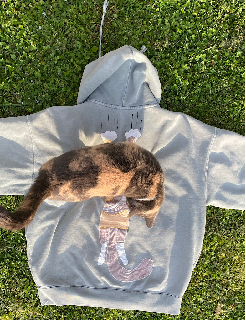 Photo de Radja qui inspecte le pull utilisé pour sa personnalisation 1